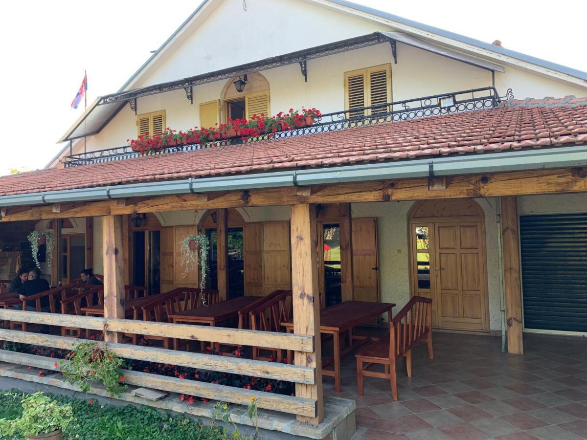 Domacinstvo Bakic Guest House Irig ภายนอก รูปภาพ
