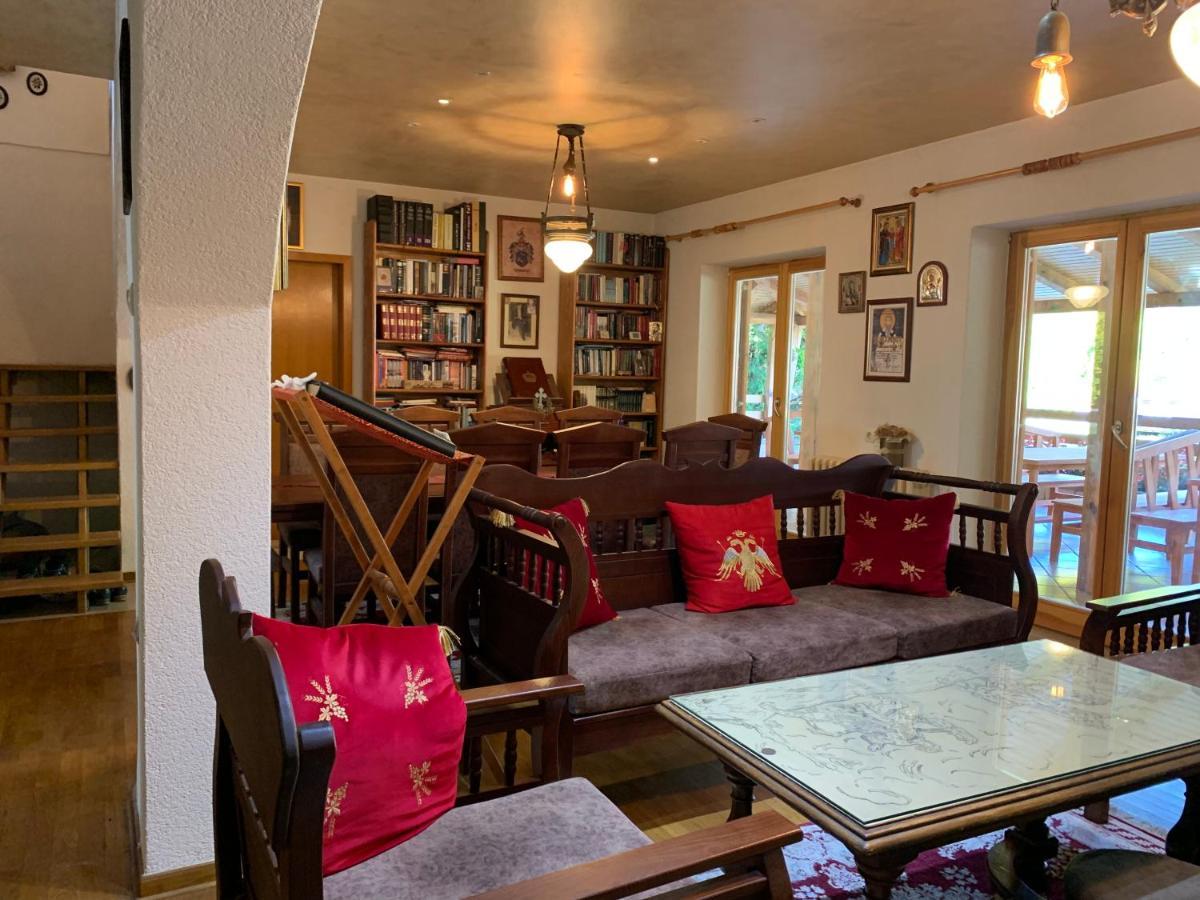 Domacinstvo Bakic Guest House Irig ภายนอก รูปภาพ