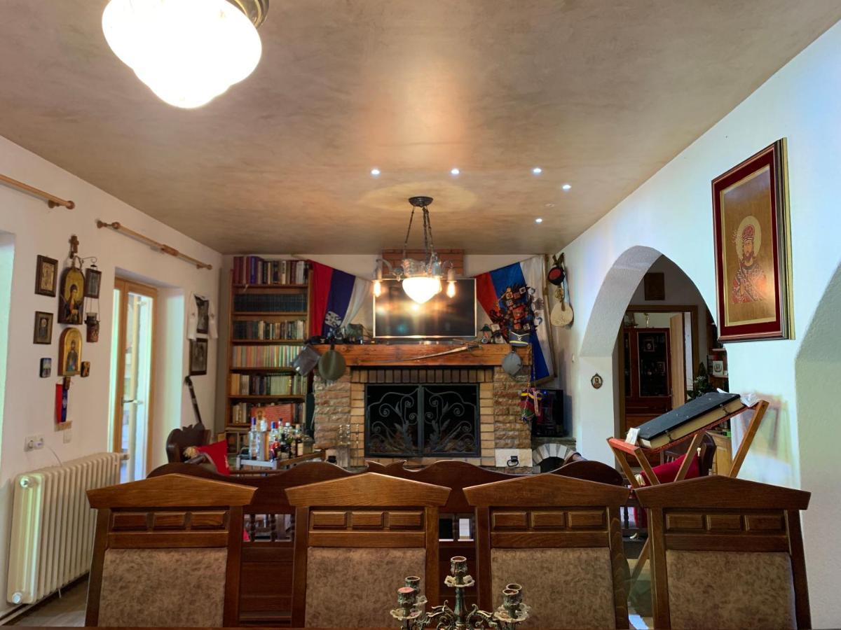 Domacinstvo Bakic Guest House Irig ภายนอก รูปภาพ