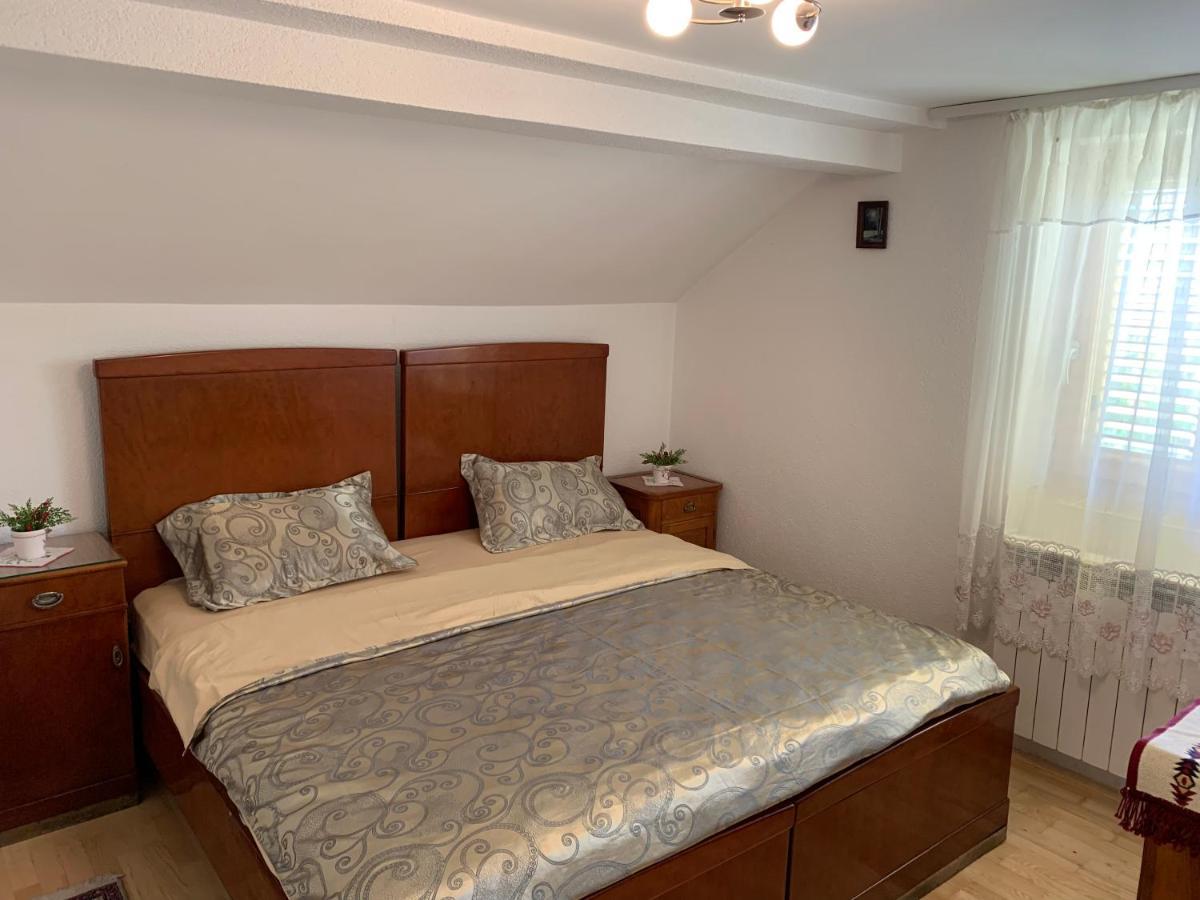 Domacinstvo Bakic Guest House Irig ภายนอก รูปภาพ