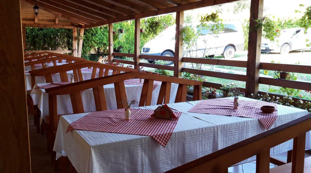 Domacinstvo Bakic Guest House Irig ภายนอก รูปภาพ